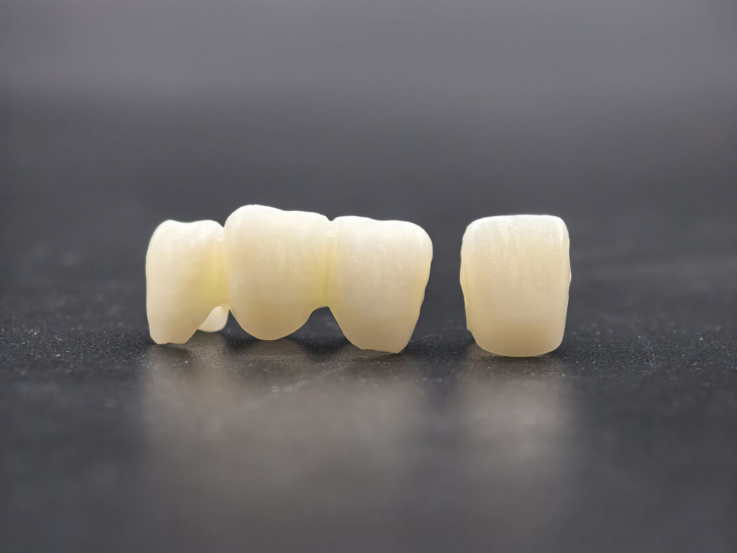 Bloque de zircónia dental preencapsulado para el procesamiento CADCAM con resistencia superior y translucidez que imita de cerca los dientes naturales