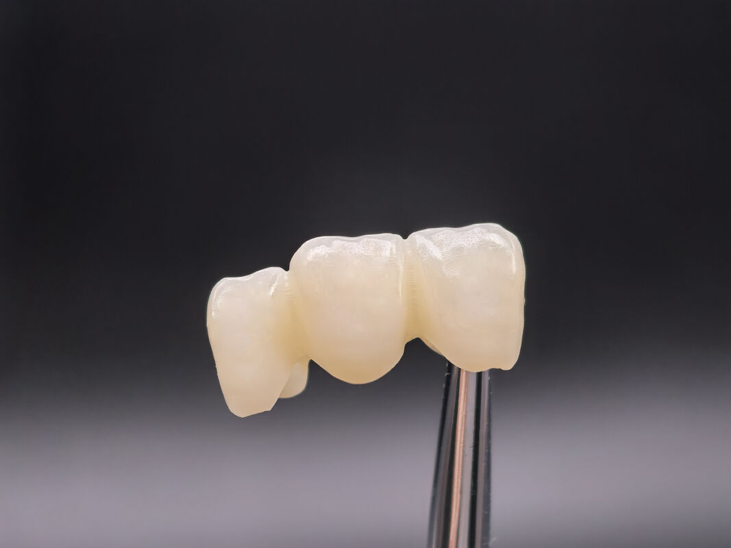 Bloque de zircónia dental preencapsulado para el procesamiento CADCAM con resistencia superior y translucidez que imita de cerca los dientes naturales