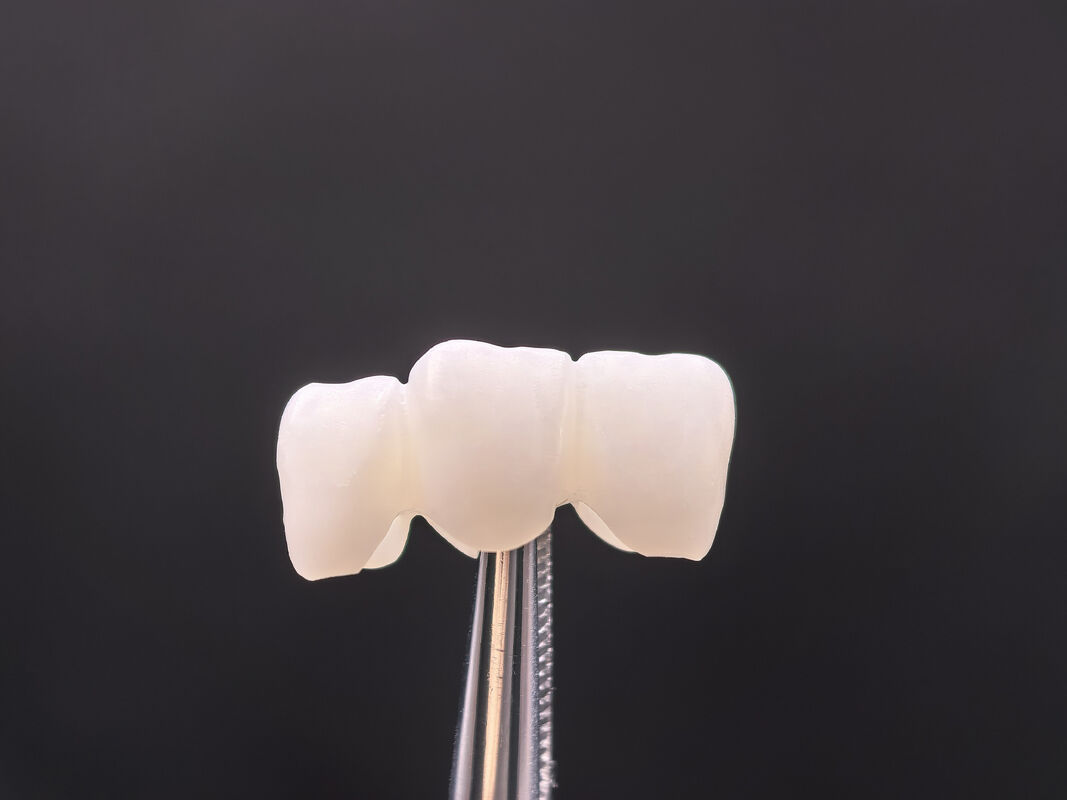 Bloque de zircónia dental preencapsulado para el procesamiento CADCAM con resistencia superior y translucidez que imita de cerca los dientes naturales