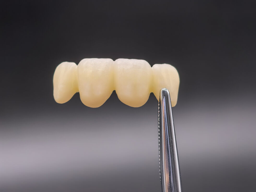 Bloque de Zirconia Dental con Diseño Graduado Avanzado y Estabilidad Química para un Rendimiento Óptimo en Fabricación Dental CAD CAM de Precisión