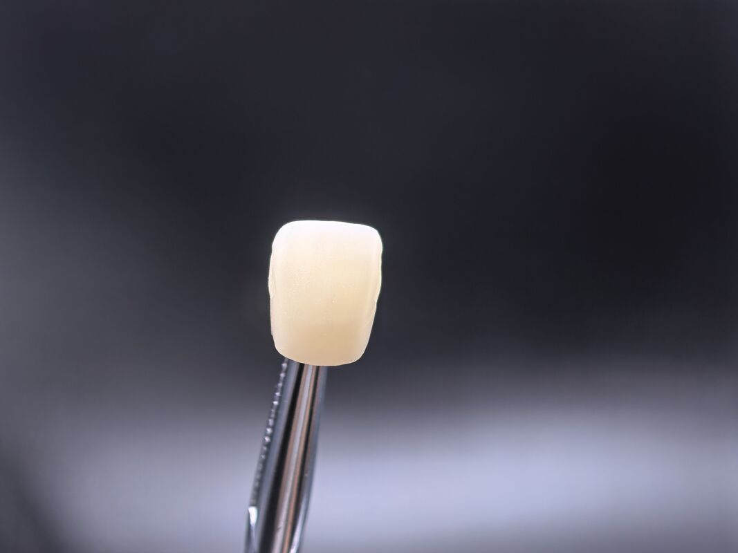 Bloque de zirconio dental diseñado para restauraciones anteriores estéticas naturales con resistencia de 650MPa y procesamiento CAD CAM rápido